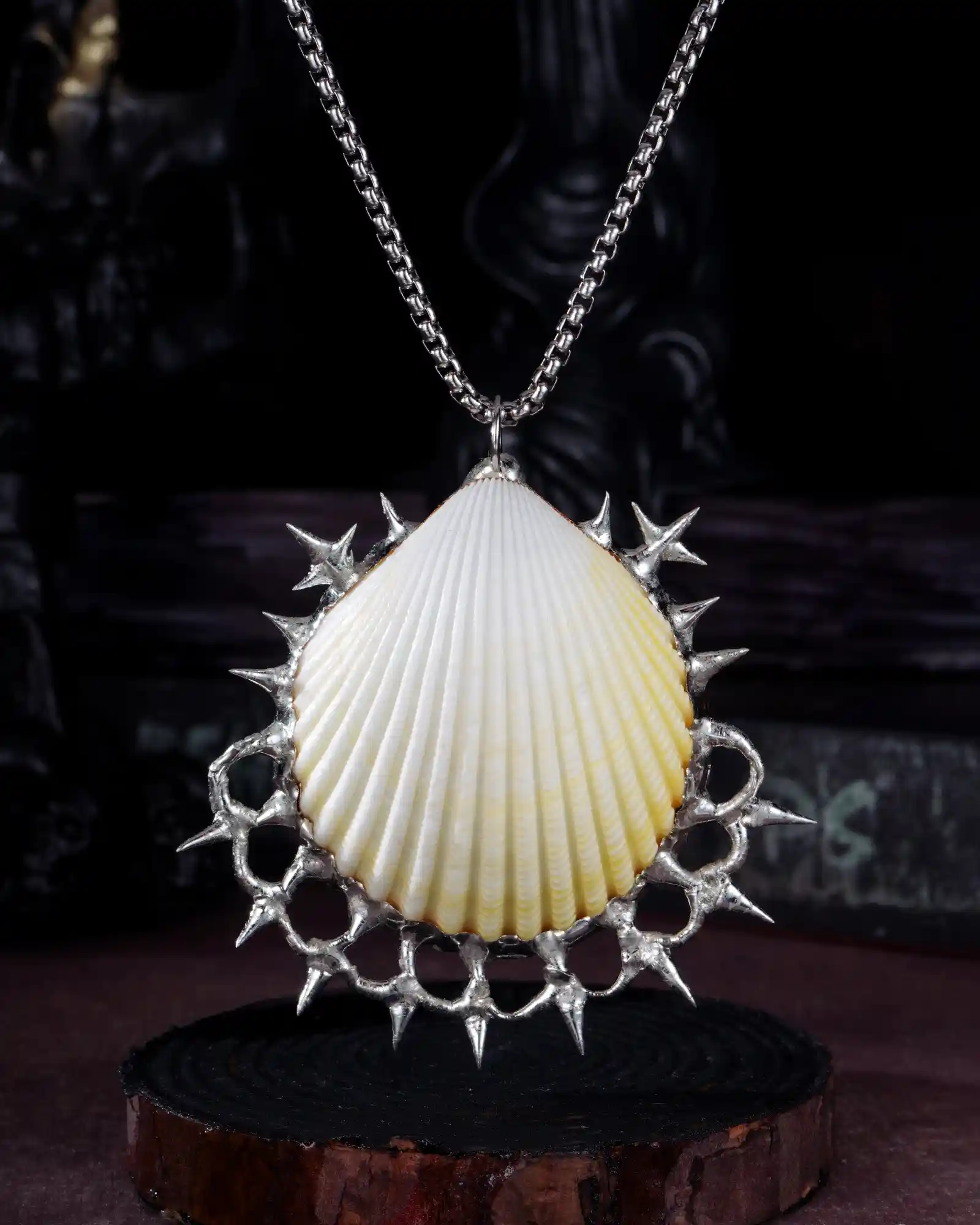 Nautical Knuckles, Eye-Catching Shell Neclace
